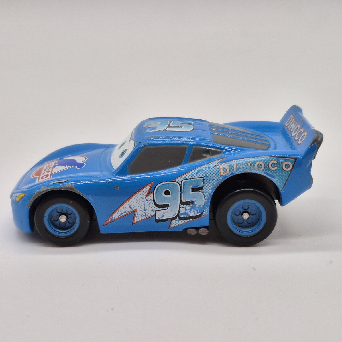 TOMICA Dinoco Lightning Mcqueen 1:64 Disney Pixar Cars 2010 Diecast1